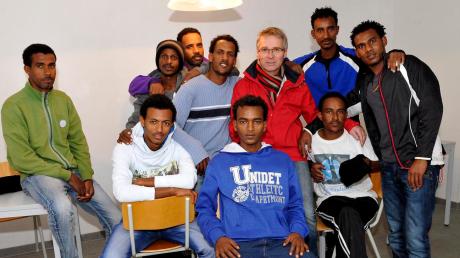 Elf junge Männer aus Eritrea – neun davon sind hier mit Windachs Bürgermeister Richard Michl zu sehen – sind seit Donnerstag in Schöffelding einquartiert. Jetzt werden Bürger gesucht, die sich um die Asylbewerber kümmern. 