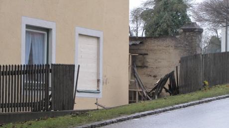 Zaun und Küchenfenster sind bei einem Verkehrsunfall in der Landsberger Straße in Dießen zu Bruch gegangen. 
