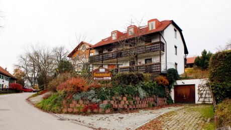 Der Sonnenhof  in Holzhausen: Der Uttinger Gemeinderat hat in der jüngsten Sitzung einer Umnutzung des ehemaligen Hotelkomplexes zugestimmt.