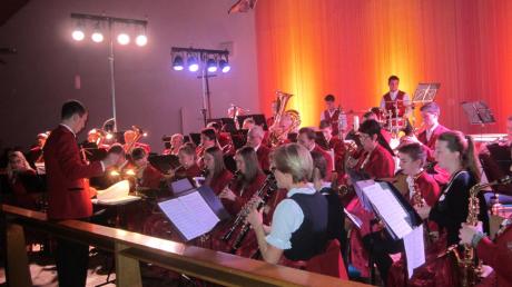 Das Blasorchester Geltendorf spielte unter der Leitung von Daniel Klingl ein adventliches Konzert in der Pfarrkirche „Zu den heiligen Engeln“.  

