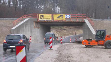 Seit heute Morgen kann die Straße unter der neu gebauten Bahnüberführung beim Geltendorfer Bahnhof befahren werden.