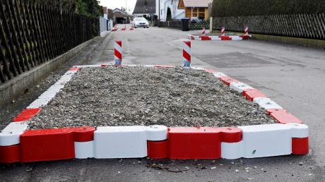 Diese Bauelemente in der Ulmenstraße in Geltendorf , die Autofahrer Slalom fahren lassen, sollen wieder entfernt werden. Dies brachte Anlieger in der Gemeinderatssitzung auf. 
