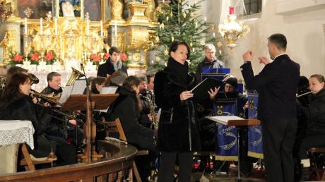 Daniela Lex und der Musikverein Eresing gestalteten ein Weihnachtskonzert in der Pfarrkirche.  

