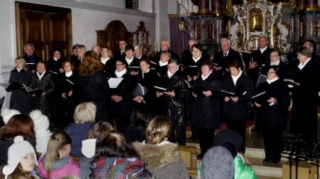 Der Singkreis Egling und die „Jeans Singers“ gestalteten in der Pfarrkirche St. Vitus ein stimmungsvolles Weihnachtskonzert. 
