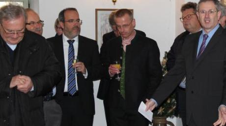 Viele Gäste konnten beim Neujahrsempfang der Pfarrei Walleshausen begrüßt werden, das Bild zeigt unter anderem (links) Pfarrer Prof. Dr. Petar Vrankic und den Vorsitzenden des Pfarrgemeinderates, Karl-Heinz Künneke (rechts).