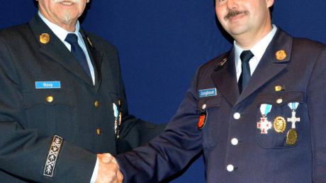 Bei der Feuerwehr Landsberg beginnt eine neue Ära: Kommandant Karl-Heinz Novy (links) wurde in den Ruhestand verabschiedet, rechts sein Nachfolger Christian Jungbauer.  

