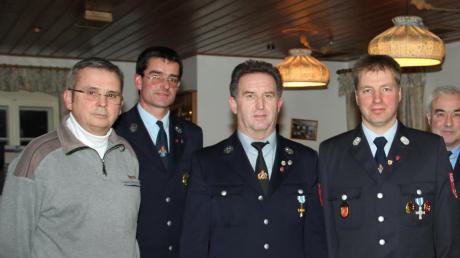 Eduard Fuderer (links) wurde für 25 Jahre im Feuerwehrverein von Vereinsvorsitzenden Andreas Höpfl (Zweiter von links) geehrt. Günter Schmid ist seit 40 Jahren aktiver Feuerwehrmann, Kommandant Hans Georg Liegsalz seit 25 Jahren.  

