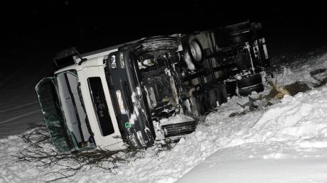 Bei einem Ausweichmanöver ist ein Lkw-Fahrer am Freitagmorgen auf der Strecke von Eresing nach Windach eine Böschung herabgestürzt. Der Fahrer wurde leicht verletzt.