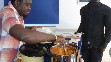 Kürzlich fand das erste afrikanische Essen in Penzing statt. Unser Bild zeigt Henry Osa Idemudia, der das Essen austeilt.  
