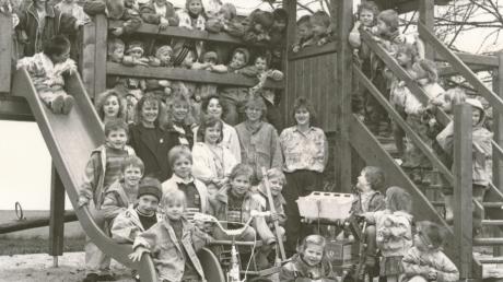 Nächstes Wochenende findet die Denklinger Klamottenkiste zum 50. Mal statt. Seit 25 Jahren werden mit dem Verkaufserlös Kinder im Ort unterstützt. Dieses Foto entstand 1991 bei einer Spendenübergabe an den örtlichen Kindergarten. 