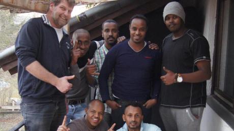 Auch in Finning sind jetzt Asylbewerber untergebracht. Bürgermeister Siegfried Weißenbach (links) hat den sechs Neuankömmlingen aus Somalia schon ein wenig das Dorf gezeigt. 