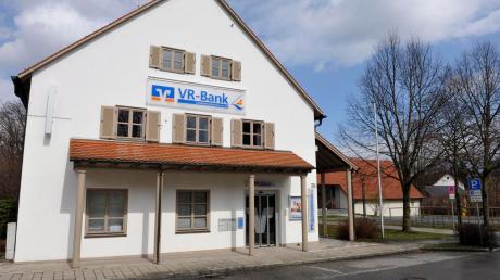 Die Gemeinde Utting ist daran interessiert, das Gebäude der VR-Bank an der Bahnhofstraße zu erwerben, um darin die Verwaltung unterzubringen. 