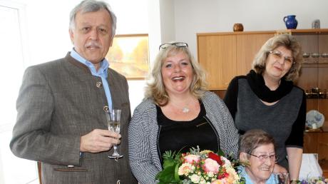 Auch Bürgermeister Johannes Erhard gratulierte Jubilarin Marianne Schwarzbach (rechts unten) zu ihrem 90. Geburtstag. 