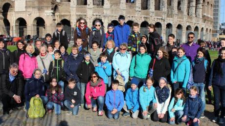 Die Walleshauser Ministrantengruppe beim Fototermin vor dem Kolosseum in Rom.