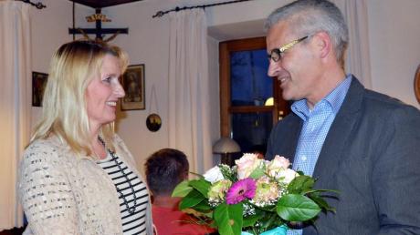 Mit einem Blumenstrauß begrüßte Bürgermeister Benedikt Berchtold die neue Kindergartenleiterin Margrit Danylow in Hofstetten. 