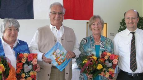 (Von links) Maria Rauschel (23 Jahre Engagement) sowie Heinz und Monika Hawran (jeweils 15 Jahre Engagement) wurden von Ewald Giebisch, dem Sprecher des Deutsch-Französischen Freundeskreises, verabschiedet.  
