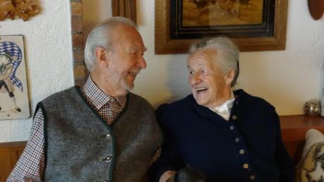 Adalbert und Ursula Kotz mit ihrem Hund „Hexi“. Vor 60 Jahren haben die beiden geheiratet. 