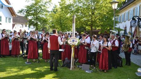Das Blasorchester Geltendorf beim Standkonzert zu den Festtagen der Feuerwehr und des Heimat- und Trachtenvereins Geltendorf im vergangenen Jahr. 