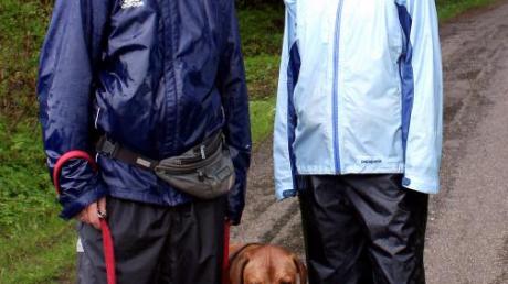 Hund Nelson muss sowieso raus und so beteiligten sich Hannes und Sabine Stevens trotz Dauerregens am Tag der Bewegung.  