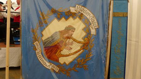 König David mit der Harfe schmückt die Fahne der Uttinger Liedertafel, die jetzt gesegnte wurde. 	