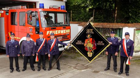 Die Feuerwehr Ludenhausen ist einer von vier Vereinen, die demnächst ihr Jubiläum gemeinsam feiern. Unser Foto zeigt die Fahnenabordnung mit Ersatzleuten vor dem Löschfahrzeug. 	