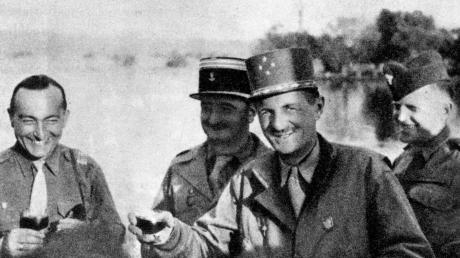 General Philippe Leclerc feiert den Einmarsch seiner 2. Panzerdivision in Dießen am Ammersee. Er wurde später als Befreier von Paris geehrt.  	