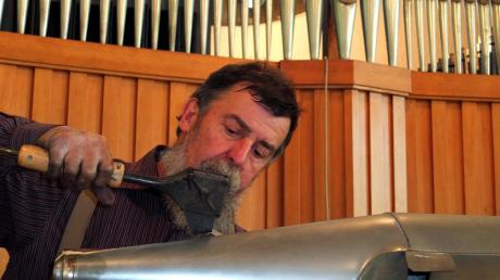Die Renovierung der Orgel in der Pfarrkirche Heilig Kreuz durch den Kissinger Orgelbauer Maximilian Offner hat bereits begonnen.  	