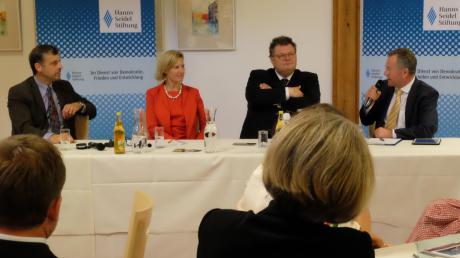 Welche Chancen bietet das Freihandelsabkommen TTIP? Im Gespräch mit US-Generalkonsul William E. Moeller (links), Europapolitikerin Angelika Niebler (zweite von links), Moderator Alex Dorow und Günter Veit (rechts) 