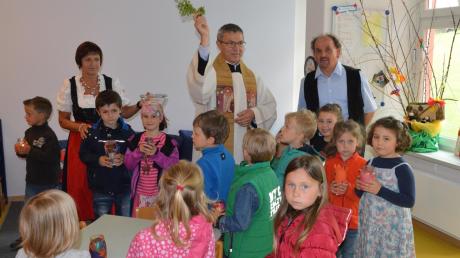 Die offizielle Einweihungsfeier der Kindertagesstätte St. Martin beschloss Pfarrer Martin Rudolph mit der Segnung der frisch renovierten und passend eingerichteten Räume. 	