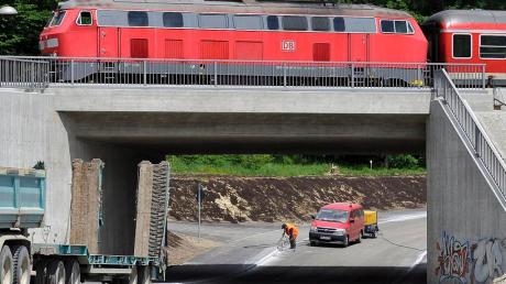 Der Neubau der Bahnüberführung südlich von Geltendorf wird jetzt abgeschlossen. Am Wochenende soll die Sperrung der Kreisstraße aufgehoben werden. 