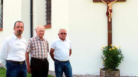 Vor dem frisch renovierten Heimkehrerkreuz stehen (von links) Donat Vogel, Karl Gleich und Hermann Kerschmeier.Foto: Andreas Hoehne