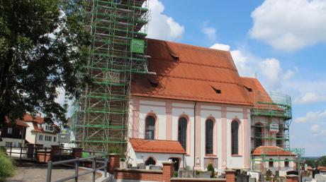 Bereits eingerüstet ist der Turm der Pfarrkirche. Die Empore ist derzeit provisorisch abgestützt. Und der Glockenstuhl aus Stahl wird durch eine Ausführung aus Eichenholz ersetzt. 