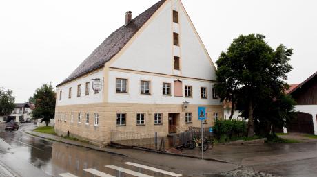 Wenn es nach der Gemeinde geht, dann soll das Rathaus in den leer stehenden Gasthof Hirsch in der Denklinger Ortsmitte umziehen. Jetzt wurde die Idee den Bürgern vorgestellt – und auch dort gab es Zustimmung für die Idee. 