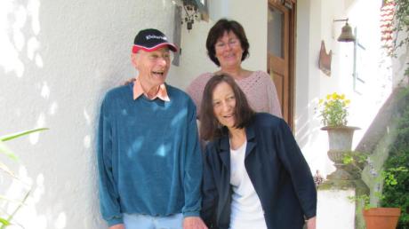 Hans-Jochen und Ariane Rabien aus Berlin sind seit 40 Jahren Feriengäste auf dem Hof der Klokers in Hechenwang, sehr zur Freude von Gastgeberin Rita Kloker (hinten). 