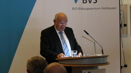 Der ehemalige Ministerpräsident Günther Beckstein sprach beim Sommerempfang der Bayerischen Verwaltungsschule.  	