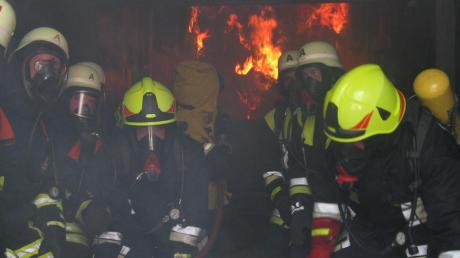 Atemschutzgeräteträger aus dem Landkreis testeten ihr Können in einem Brandübungscontainer, der in Hofstetten aufgestellt war. 	