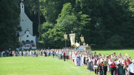 Nach dem Festgottesdienst an der Ulrichskapelle kehrten die über 500 Gläubigen in einer Prozession zurück ins Dorf. Darunter auch Pilger aus Schwabhausen und Türkenfeld. 	