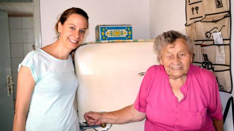 Gewinnerin des Gutscheines der Stadtwerke ist Frau Rosa Almanstötter, eine 87-Jährige Dame aus Kaufering. Ihr Kühlschrank der Marke Opel ist von 1958. 