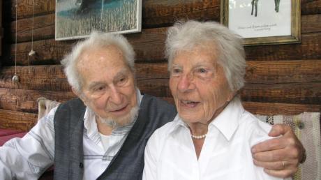 Seit 70 Jahren sind Viktoria und Karl Koschler, die in Hechenwang leben, miteinander verheiratet. 	