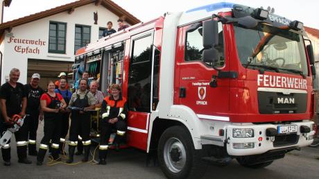 Das neue Feuerwehrfahrzeug ist da: Die Epfacher Brandschützer testen erst einmal die gesamte Ausrüstung. 
