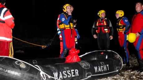 Einsatzkräfte der Feuerwehr, der Polizei und der Wasserwacht waren gestern ab 21.30 Uhr am Lech in Landsberg auf der Suche nach ein vermissten Asylbewerber. Der 17-Jährige bleibt allerdings verschwunden.  