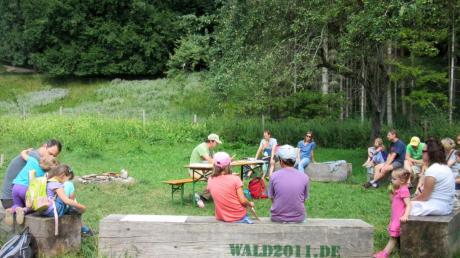 Über 30 Kinder kamen in das Grüne Klassenzimmer im Wildpark, um den Tiermärchen des Biologen Dr. Boris Schneider zu lauschen. 	