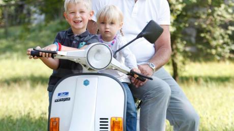 Auf Opas Roller ist es schön: Altbürgermeister Fritz Haaf mit seinen Enkeln Emily und Maximilian.
