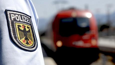 In Geltendorf wurde am Donnerstag ein Zug angehalten, da Landsberger Beamte die Personalien eines Mannes aufnehmen wollten, der  aber nicht im Zug saß. Eigentlich ist die Bundespolizei zuständig, die Landsberger sind aber schneller vor Ort. 