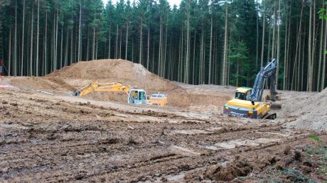 Am südlichsten Standort der Fuchstaler Windräder wird bereits die Baugrube für das Fundament ausgehoben. 
