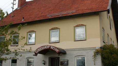 Aus dem ehemaligen Gasthof Rose in Apfeldorf soll eine Arztpraxis werden. Einem entsprechenden Bauantrag stimmte der Gemeinderat zu. 	 	