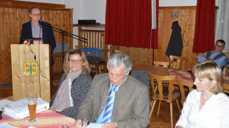 Bei der Infoveranstaltung in Penzing (von links) Erhard Michalke (am Rednerpult), Brunhilde Mai (Amt für Ländliche Entwicklung), Bürgermeister Johannes Erhard und Verwaltungschefin Daniela Erhard. 