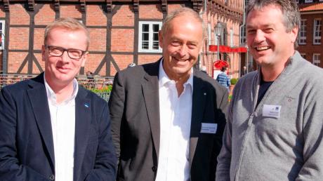 Stefan Fichtl (rechts) von Holzbau Fichtl, Professor Franz Josef Radermacher (Mitte) und 81fünf-Vorstand Thomas Elster diskutierten am Rande der Jahrestagung über Nachhaltigkeit und Globalisierung in der Arbeitswelt. 	 	