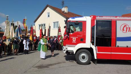 Pfarrer Michael Vogg segnete das neue Epfacher Feuerwehrauto, Kommandantin Claudia Deininger assistierte ihm dabei.