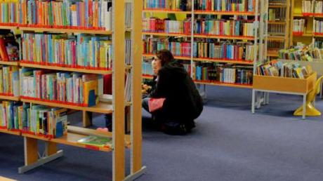 Bücher über Bücher, neue Farbe an den Wänden und ein Computer, um auch online zu stöbern – so präsentiert sich die Gemeindebücherei Geltendorf. 
